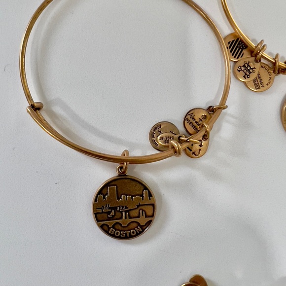 5 Alex and Ani gold bracelets in perfect shape - Picture 6 of 7